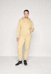 Спортивная толстовка