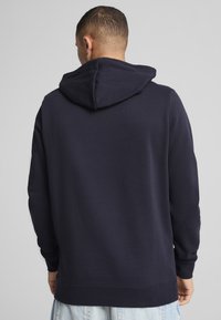 Спортивная кофта