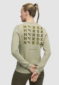 Спортивная толстовка