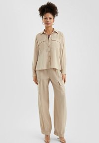 Брюки с накладными карманами