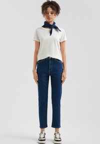 Короткие джинсы