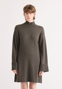 Вязаное платье