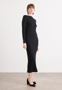 Платье футляр