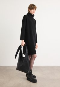 Вязаное платье