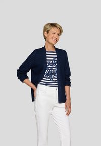 Вязаный жилет