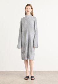 Вязаное платье