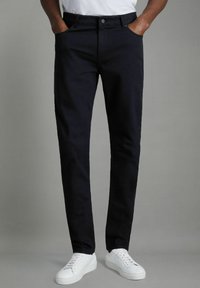 Узкие джинсы