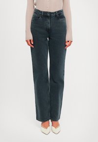 Клешеные брюки