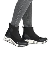 Сапожки на танкетке