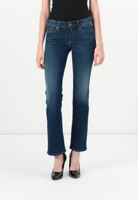 Клешеные джинсы