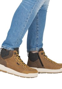 Ботинки на шнуровке