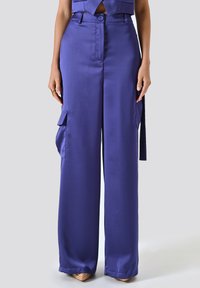 Брюки с накладными карманами