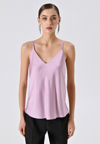 Топ на бретельках