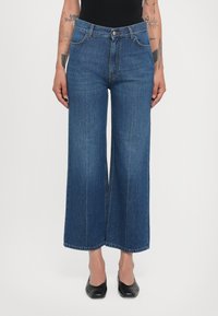 Клешеные брюки