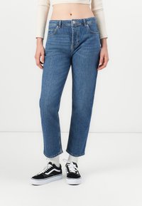 Прямые джинсы