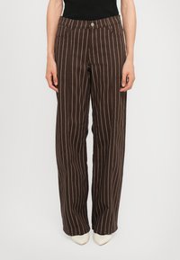 Свободные джинсы