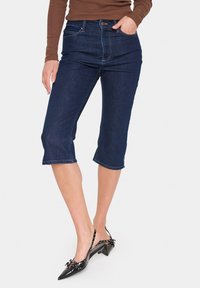 Короткие джинсы