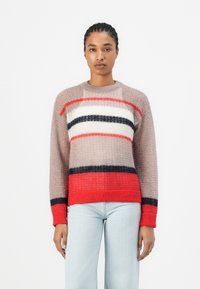 Пуловер в полоску