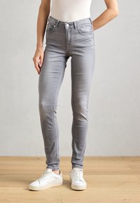 Узкие джинсы