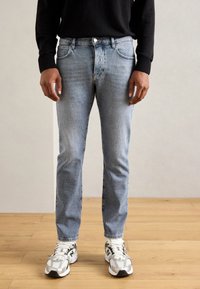 Прямые джинсы