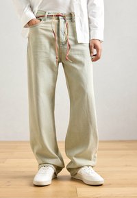 Свободные джинсы