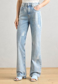 Клешеные брюки