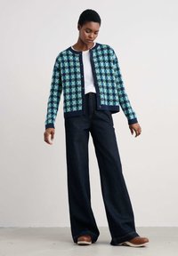 Жаккардовая вязаная кофта