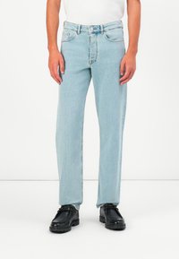 Прямые джинсы