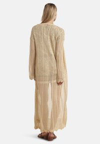 Длинный жилет