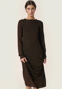 Вязаное платье