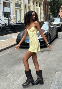 Короткое платье Короткое платье