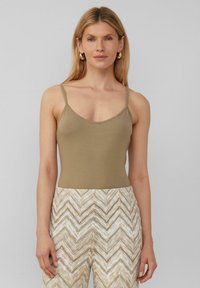 Топ на бретельках