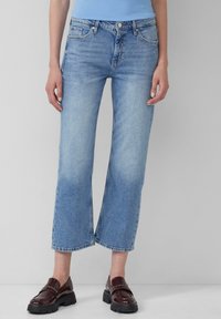 Короткие джинсы