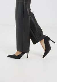 Туфли на высоком каблуке