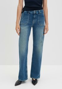 Клешеные джинсы