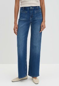 Клешеные джинсы