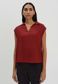 Блузка без рукавов