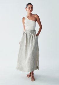 Юбка с накладными карманами