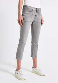 Короткие джинсы