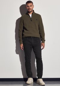 Узкие джинсы