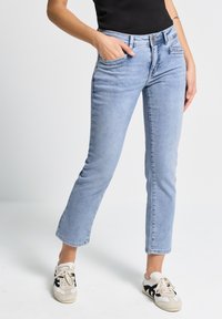 Короткие джинсы