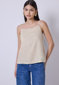 Топ на бретельках