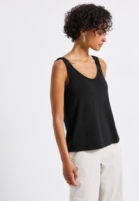 Блузка без рукавов