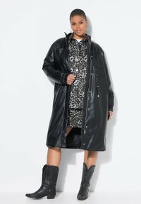 Пальто из искусственной кожи