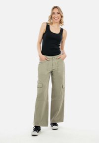 Брюки с накладными карманами Брюки с накладными карманами