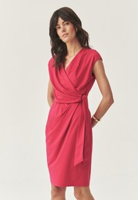 Платье футляр