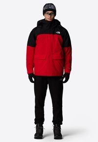 Походные кроссовки