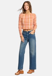 Прямые джинсы