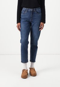 Короткие джинсы