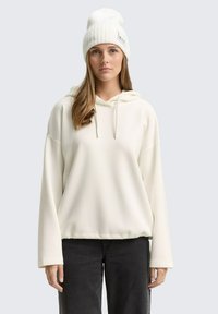 Пуловер с капюшоном